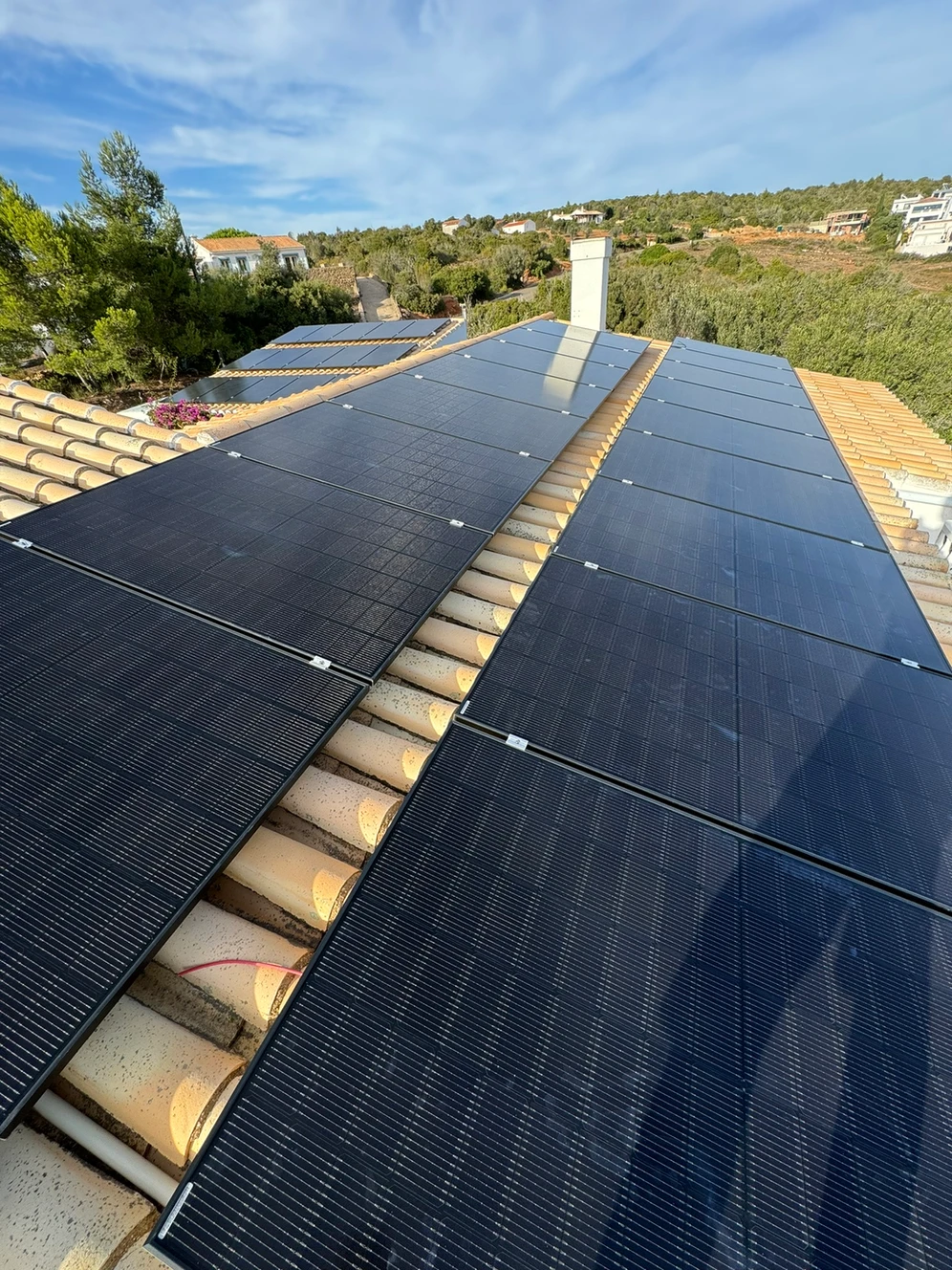 Vista de drone de telhado com painéis solares